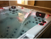 Vitvarm PassionSpa Joy Spabad med röda LED-ljus och svarta munstycken