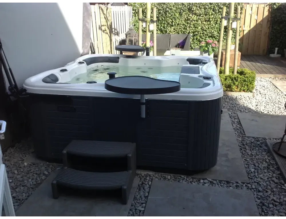 Svartvit PassionSpa Joy Spabad med inbyggt bord – Signature Collection