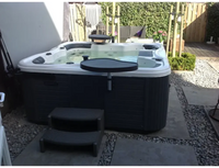 Svartvit PassionSpa Joy Spabad med inbyggt bord – Signature Collection