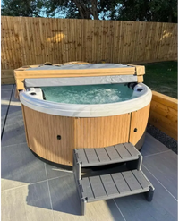 PassionSpa Recharge Spabad med träpanel, grått tygöverdrag och bubblande turkost vatten