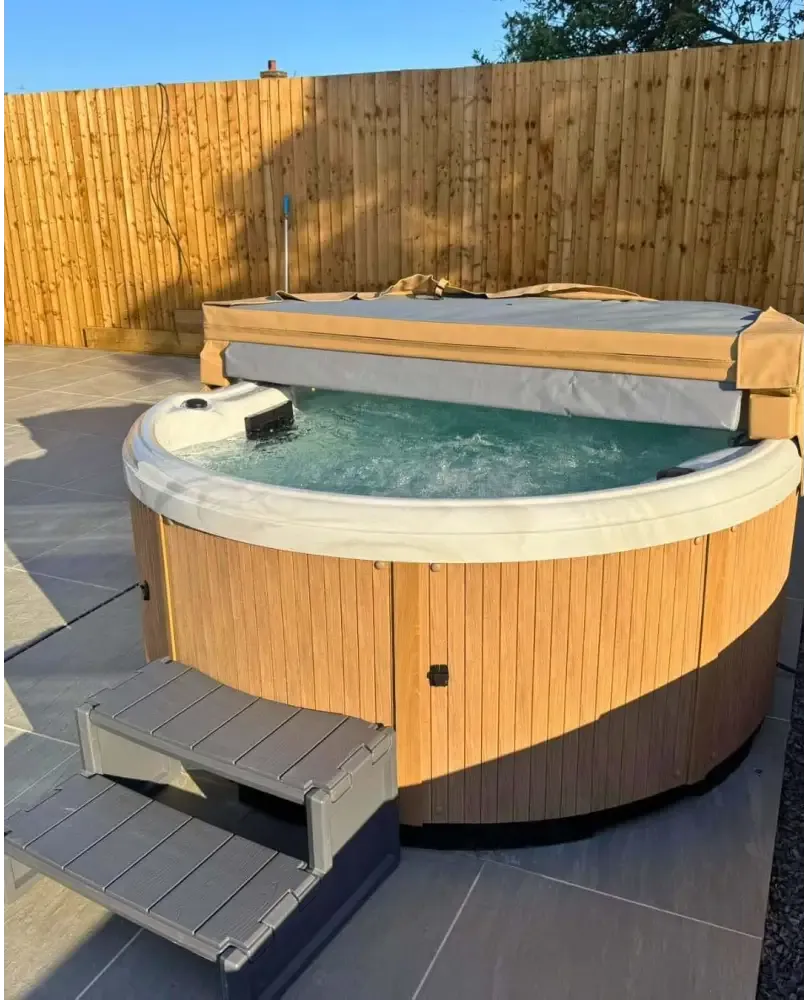 PassionSpa Recharge Spabad med träpanel, grått tygöverdrag och matchande steg