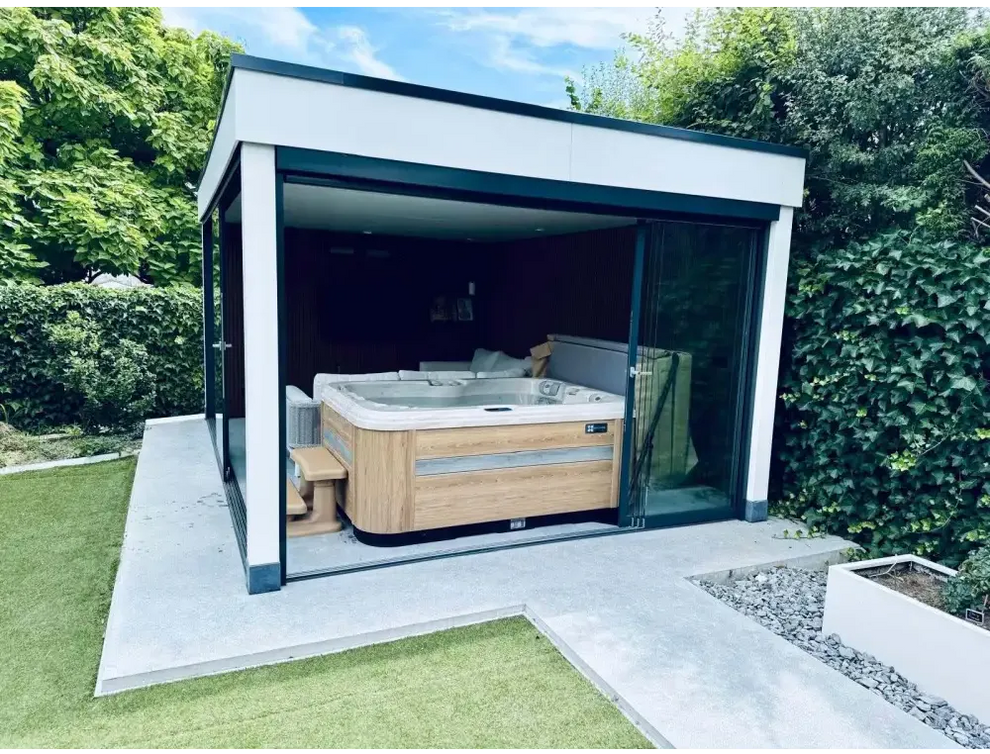 Modern PassionSpa Refresh Spabad i glasinkapslad spa-paviljong