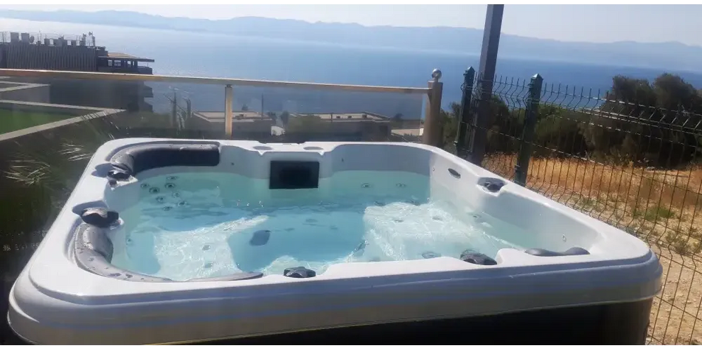 Vit PassionSpa Refresh Spabad Pure Collection i vitt med svarta accenter och bubblande vatten