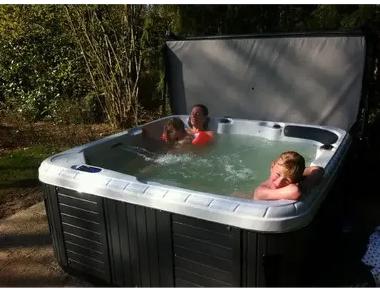PassionSpa Refresh Spabad Pure Collection i svart och silver med grå lock