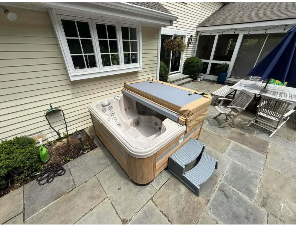 PassionSpa Refresh Spabad beige med träimitation, grått lock och trapp
