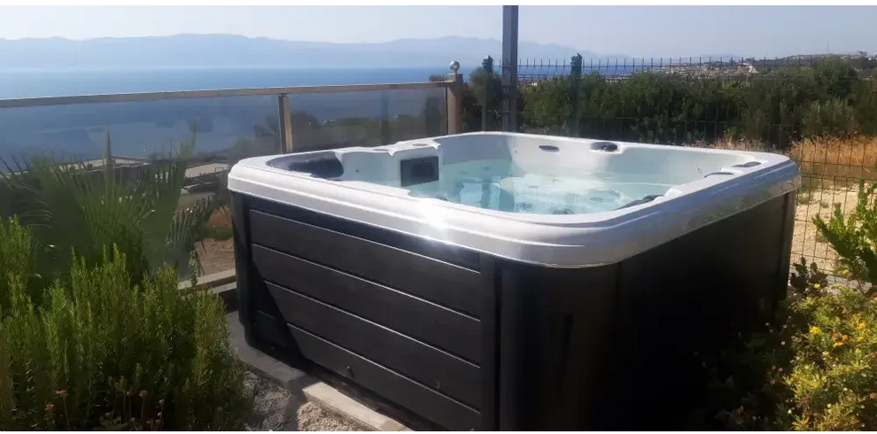 Svartvit PassionSpa Refresh Spabad Pure Collection med modern panelning