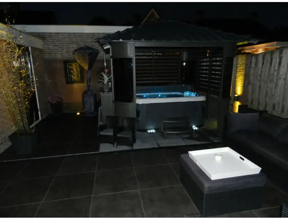 Svart PassionSpa Refresh Spabad med blå belysning under mörkt tak