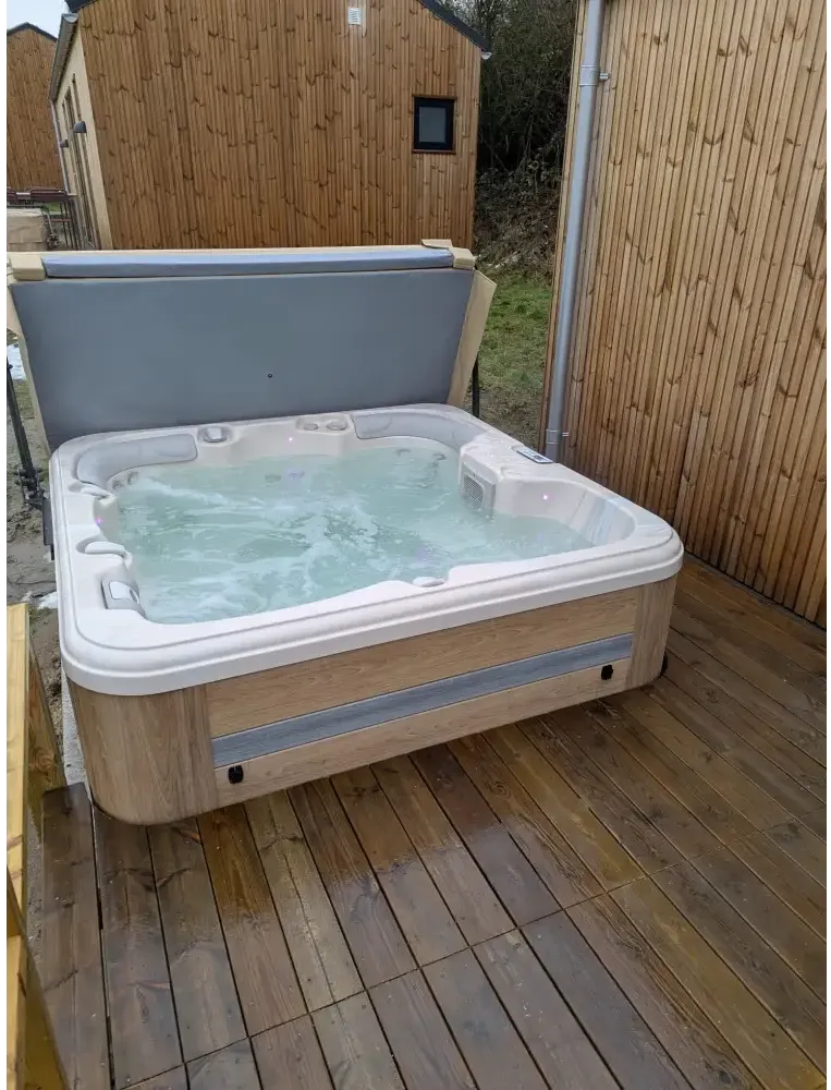 PassionSpa Refresh Spabad Pure Collection med vit trätextur, grått lock och bubblande vatten