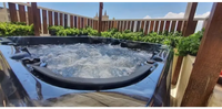 Svart PassionSpa Relax Spabad Pure Collection med bubblande vatten och glansig, kurvad kant