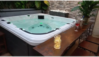 Vitvitt badkar PassionSpa Relax Spabad Pure Collection med svarta accenter och gröna LED-ljus