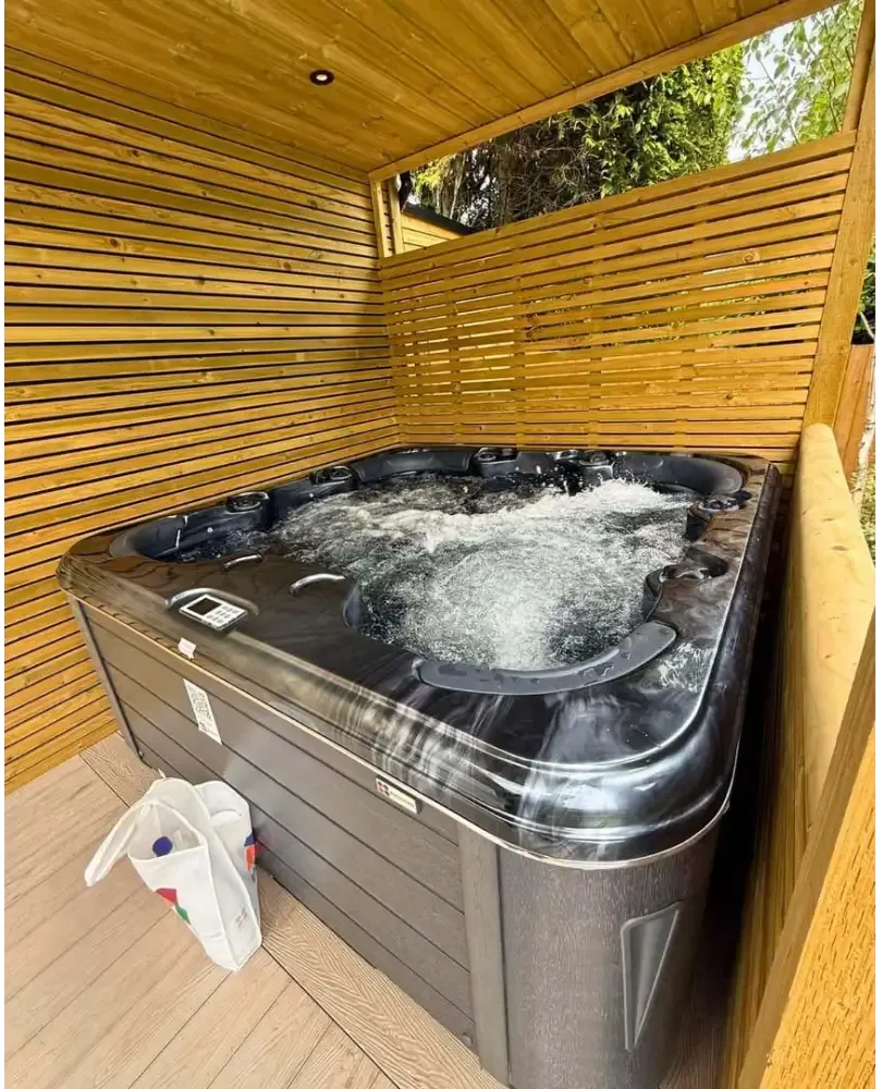 Svartgrå PassionSpa Rewind Spabad Pure Collection med bubblande vatten och panel