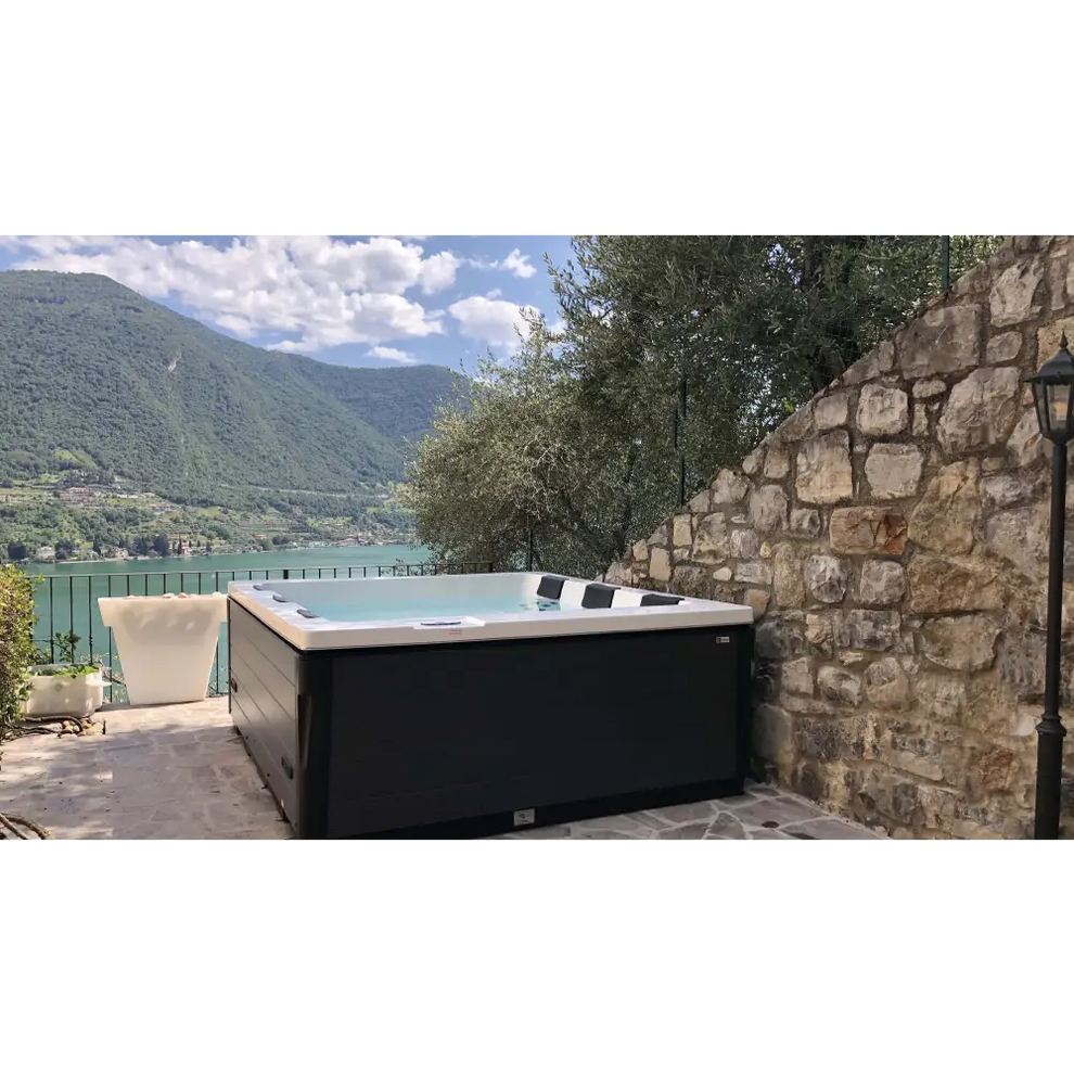 PassionSpa Serene 6 svartvit modern spabad mot stenvägg