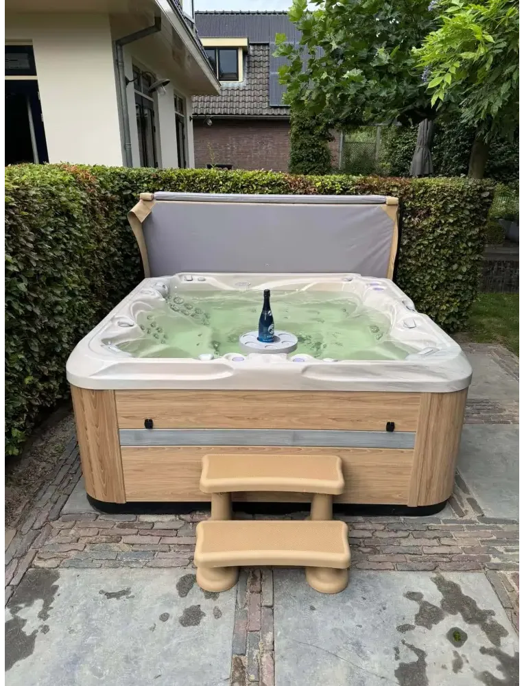 PassionSpa Solace Spabad beige trä med grå rygg och stegpallar