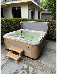 PassionSpa Solace Spabad i beige och grå med träpanel och trappstolar