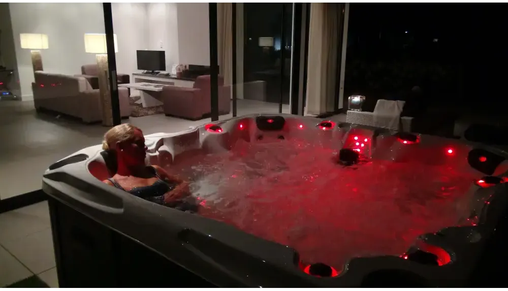 PassionSpa Solace Spabad med röd LED-belysning i bubblande vatten