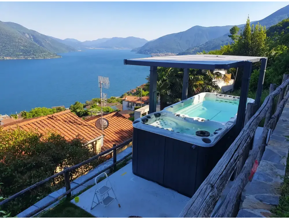 Svart PassionSpa Spirit Deep Swim Spa med modern design och klart vatten