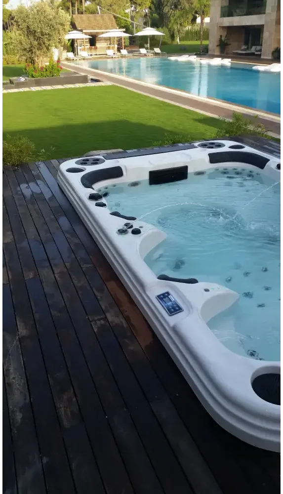 Vit och svart PassionSpa Theater Spabad med jetstrålar på trädeck vid pool