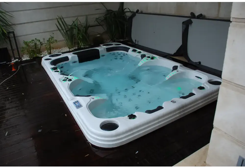 PassionSpa Theater Spabad med vita ytor, svarta accenter och turkost vatten