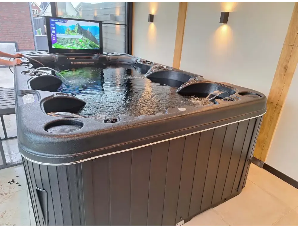 Svart PassionSpa Theater Spabad med modern design och inbyggd TV-skärm