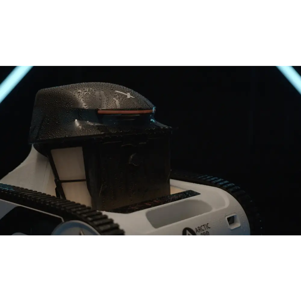 Svartvit arktisk XWarrior InverX X60 poolrobot med blank, vattenfläckig topp