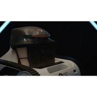 Svartvit arktisk XWarrior InverX X60 poolrobot med blank, vattenfläckig topp