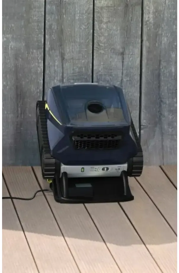 Blå Poolrobot Zodiac Freerider med trådlös frihet och svarta band