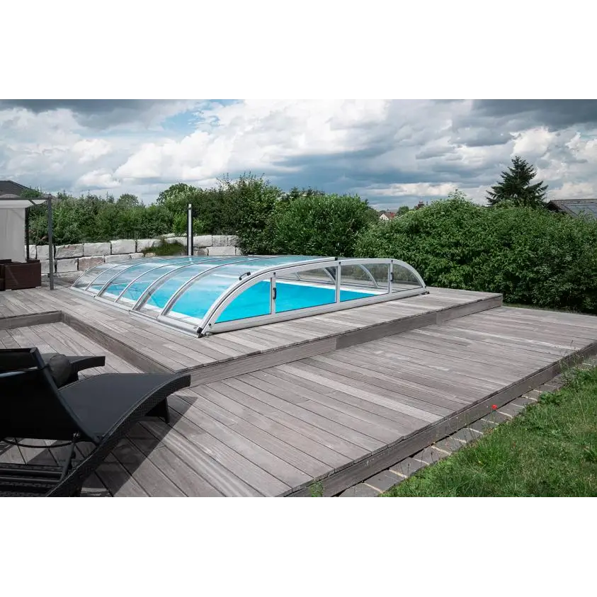 Pooltak Dallas 3×6 med klar kanalplast och silverram över blå pool