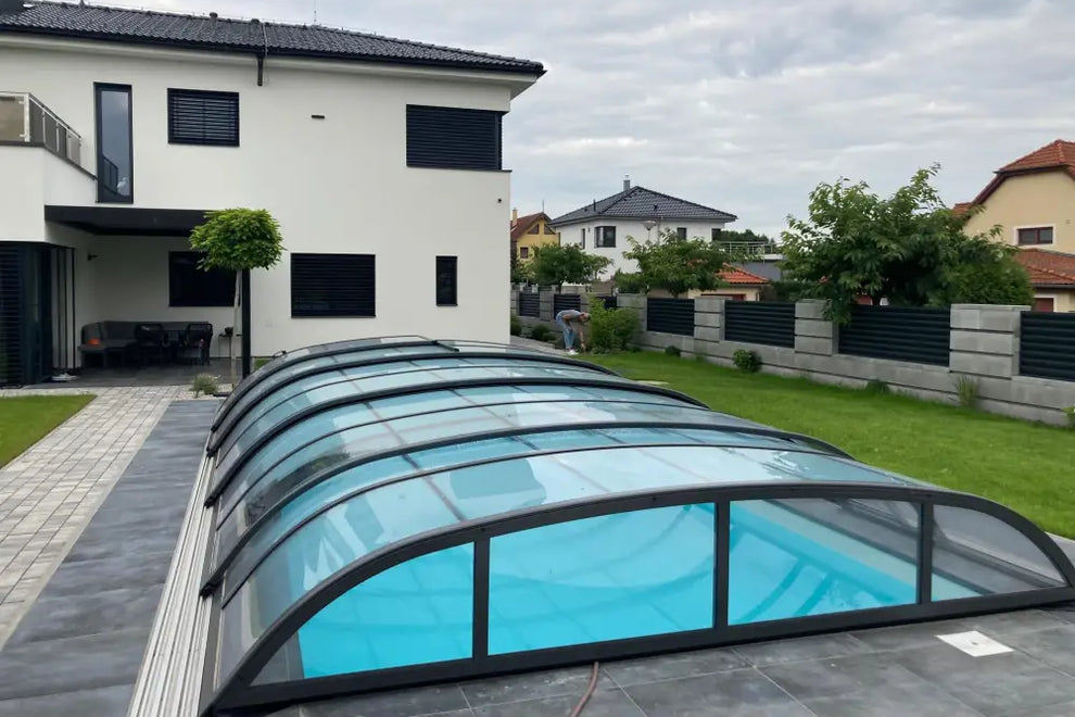 Blåtonad pooltak Dallas 3x6 i klar kanalplast med svart ram