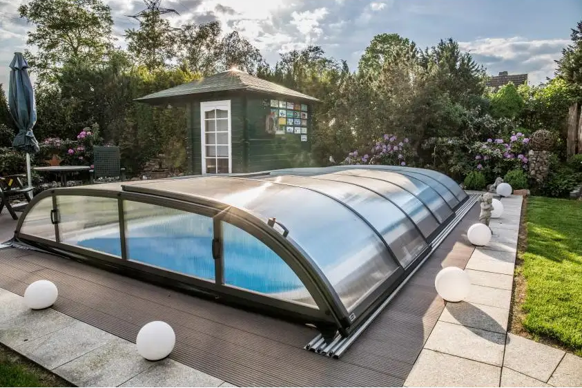 Pooltak Dallas 3x6 i klar kanalplast med böjd glas och svart ram