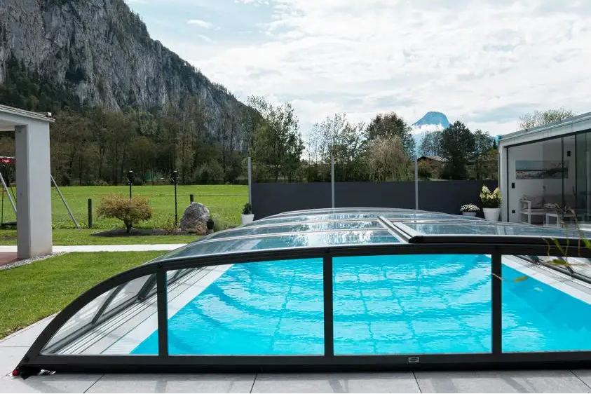 Pooltak Dallas 3x6 i klar kanalplast över blå pool