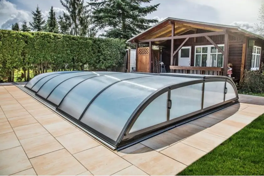 Curved transparent glass pooltak Dallas 3x6 i klar kanalplast med svart ram