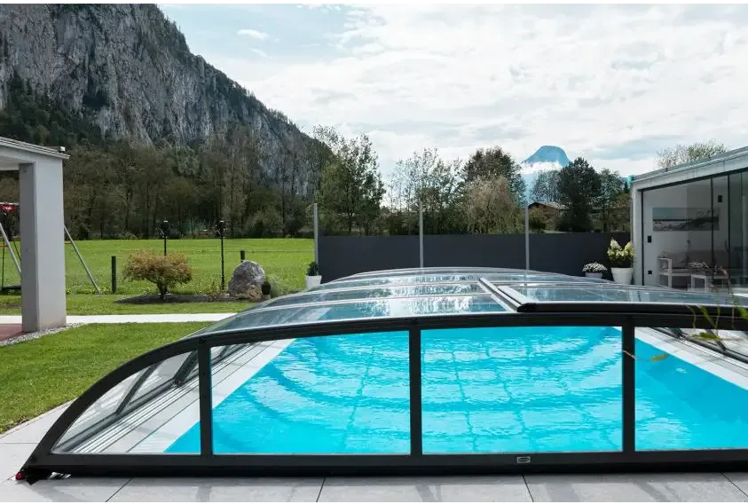 Pooltak Dallas med svart ram över blå pool, 4x8 modell