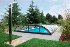 Pooltak Dallas med svart ram över blå pool, 4x8 glasbåge