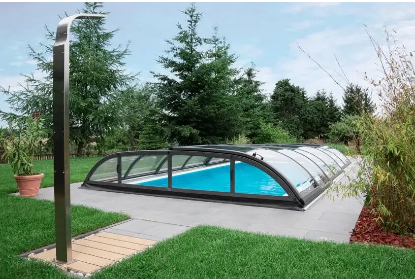 Pooltak Dallas med svart ram över blå pool, 4x8 glasbåge