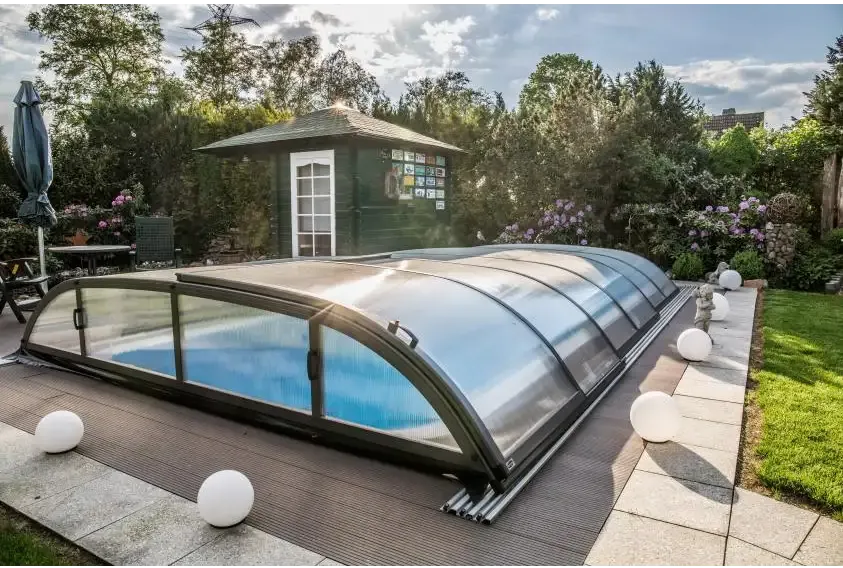 Pooltak Dallas med svart ram över blå pool, 4x8 storlek