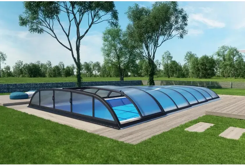 Pooltak Dallas med svart ram över blå pool, 4x8 modell