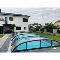 Blåtonad glas pooltak ihopsatt med svart metallram för Pooltak Dallas 4×8