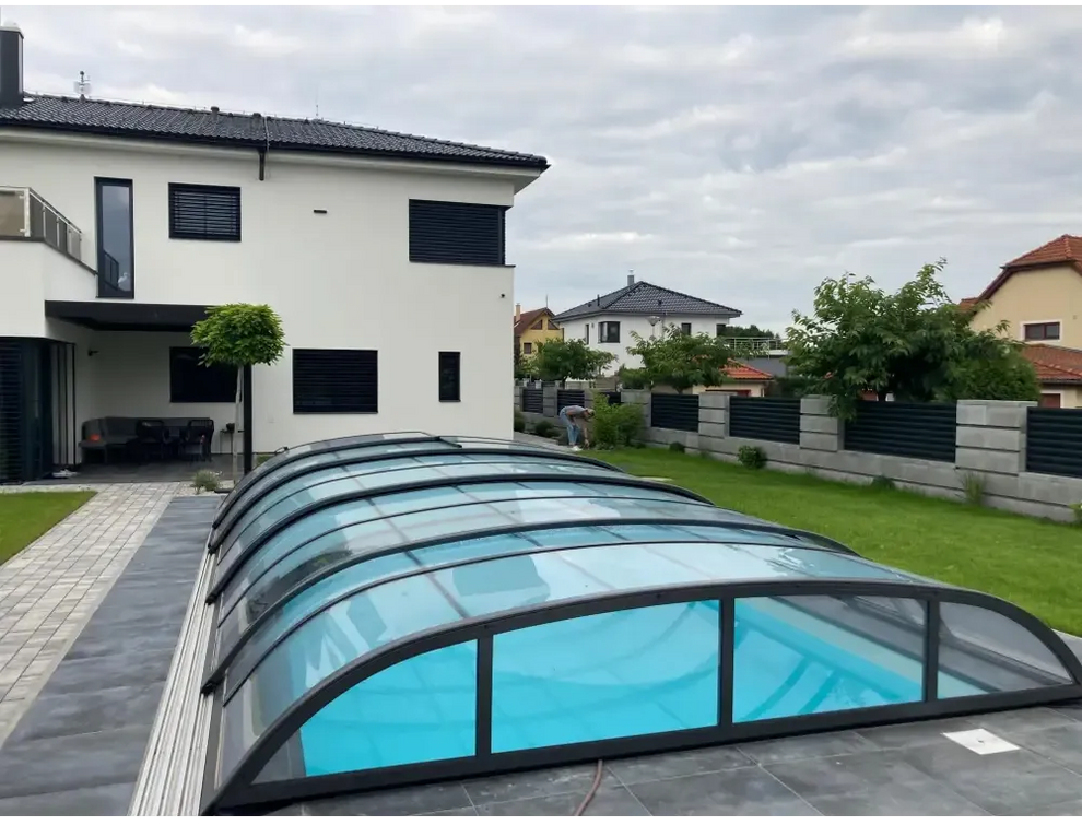 Blåtonad glas Pooltak Dallas med svart ram över blå pool