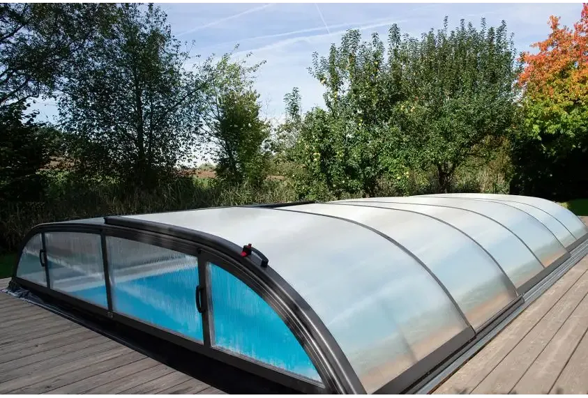 Pooltak Dallas med svart ram över blå pool, 4x8 modell