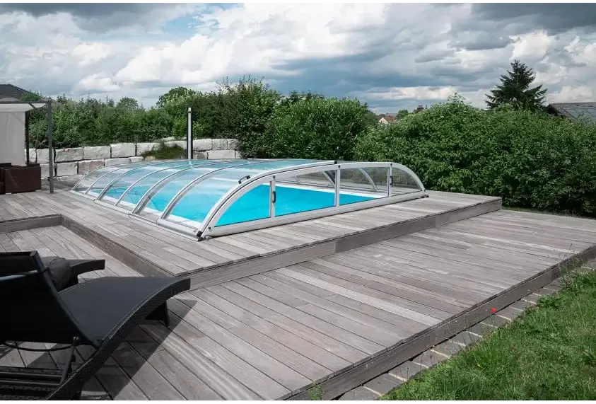 Pooltak Dallas med svart ram över blå pool