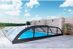 Pooltak Dallas med svart ram och glas över blå pool