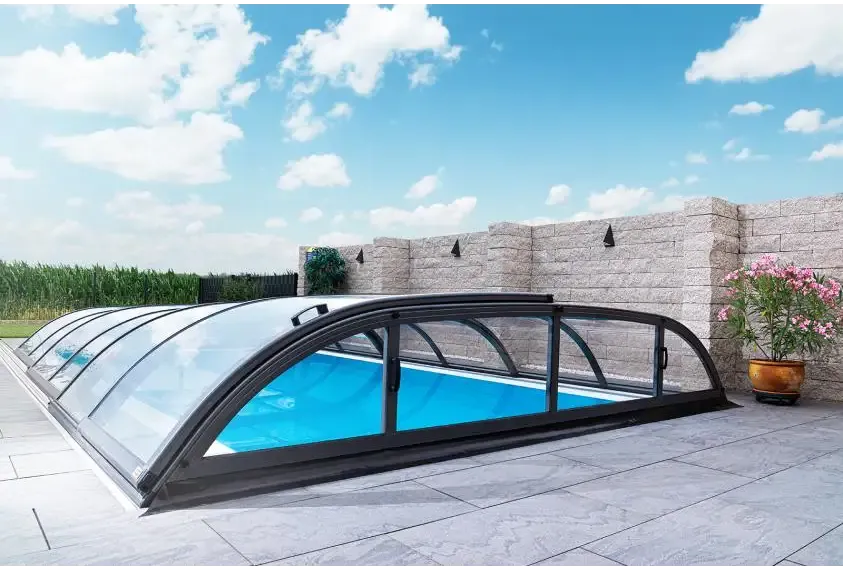 Pooltak Dallas med svart ram och glas över blå pool