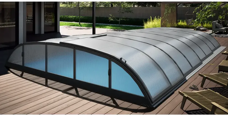 Pooltak Dallas 4×8 med modern valmbåge, genomskinliga paneler och svart metallram