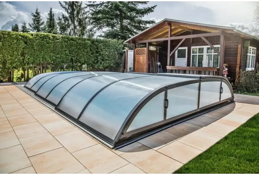 Pooltak Dallas med svart ram över blå pool, 4x8 glaslock