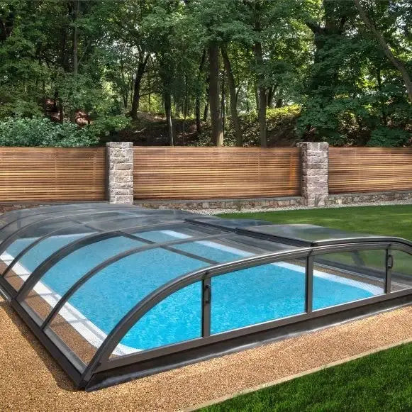 Pooltak Dallas med svart ram över blå pool, 4x8 transparent