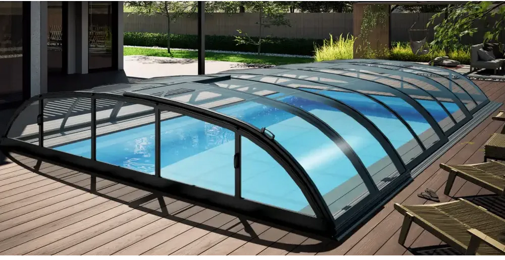 Pooltak Dallas 4×8 med svarta ramar och kurvig glasdesign