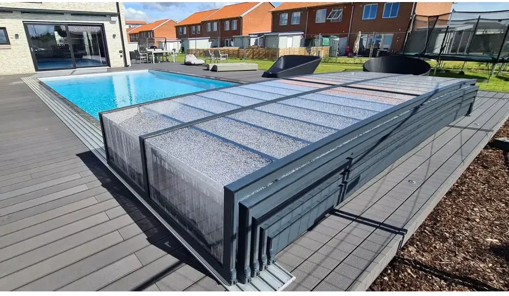 Modern sarg klarplast antracit med gråa, genomskinliga paneler och metallram