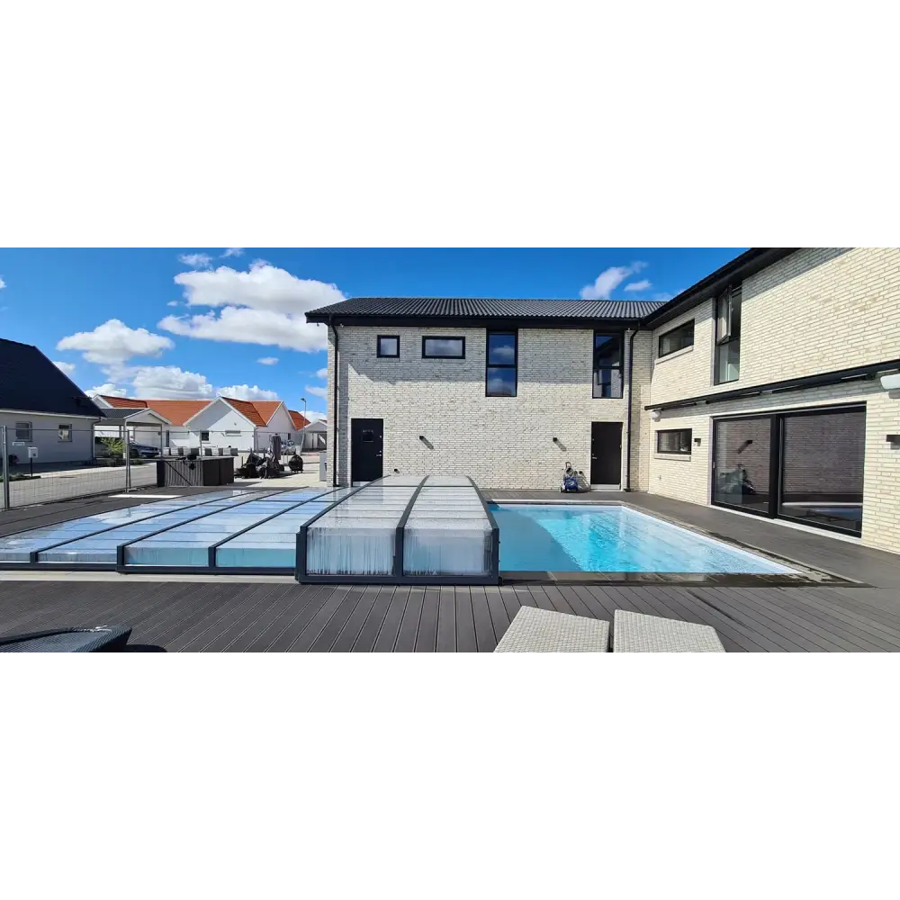 Modern vit tegelhus med svart tak och stora glasdörrar under Pooltak ICON 3.5×7 sarg klarplast antracit