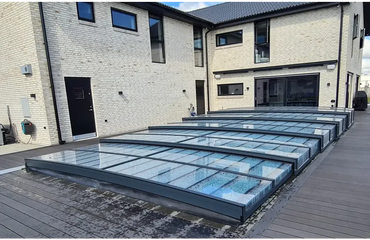 Pooltak Icon i klarplast antracit med modern glaspaneldesign