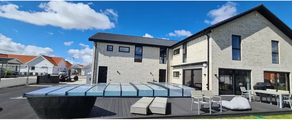 Pooltaket Icon med sarg klarplast i antracit på modern tvåvåningshus